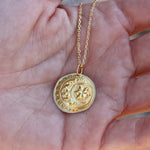 Collier doré médaille lune et étoile