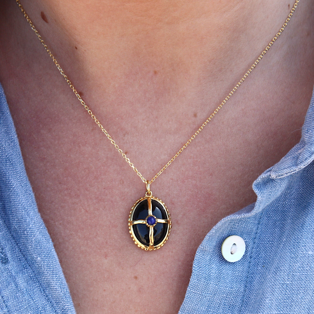 Collier doré pierre cabochon et cage dorée