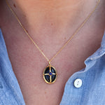 Collier doré pierre cabochon et cage dorée