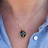 Collier doré pierre cabochon et cage dorée