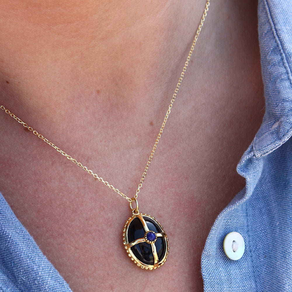 Collier doré pierre cabochon et cage dorée