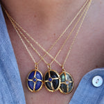 Collier doré pierre cabochon et cage dorée