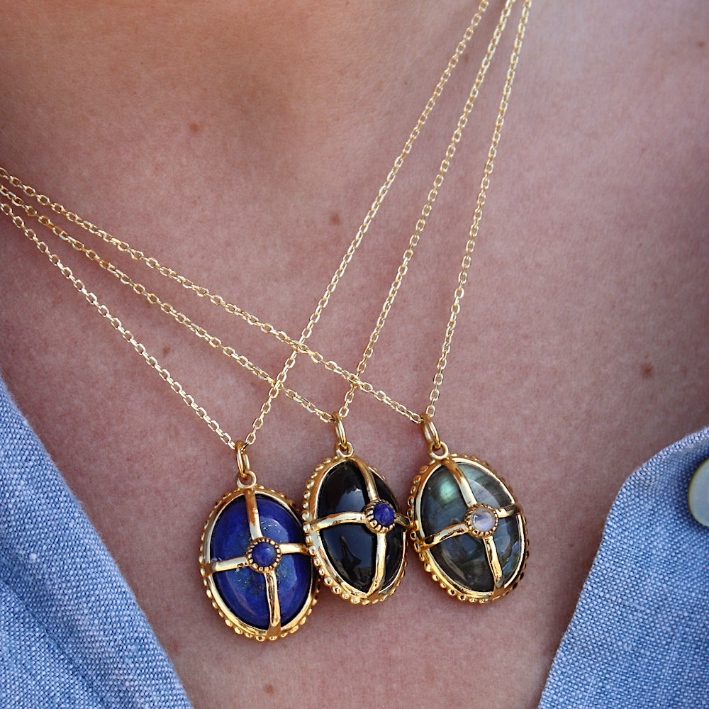 Collier doré pierre cabochon et cage dorée