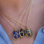 Collier doré pierre cabochon et cage dorée