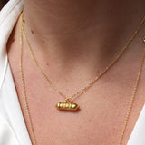 Collier doré et talisman porte bonheur