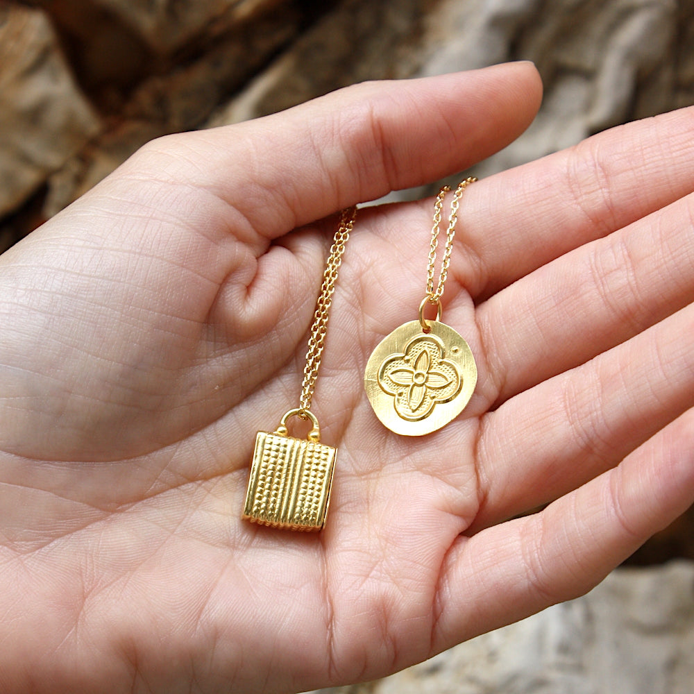 Collier doré boite porte bonheur surpiquée