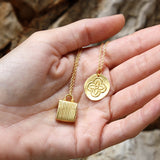 Collier doré boite porte bonheur surpiquée