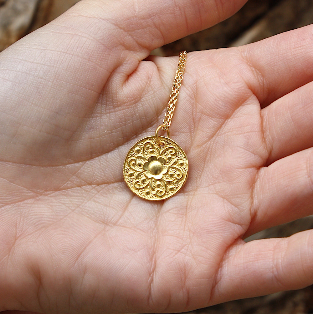 Collier doré et médaille fleur
