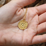 Collier doré et médaille fleur