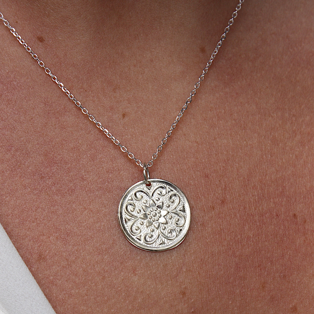 Collier argent 925 et médaille fleur estampillée