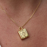 Collier doré et boite porte bonheur