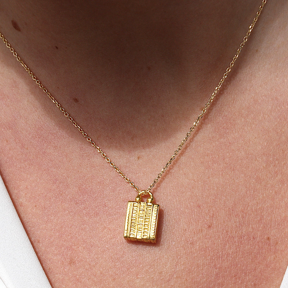 Collier doré et boite porte bonheur