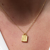 Collier doré et boite porte bonheur