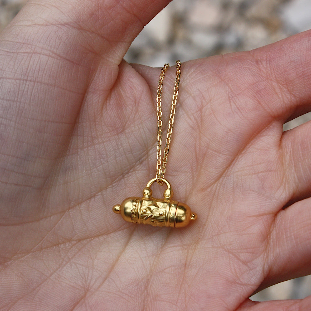 Collier doré et talisman porte bonheur