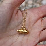 Collier doré et talisman porte bonheur