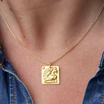 Collier doré et pendentif mate paon