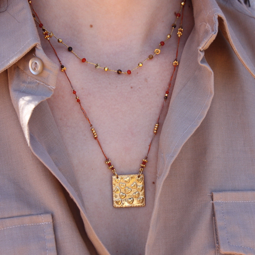 Collier cordon multi pierres plaque coeurs amour