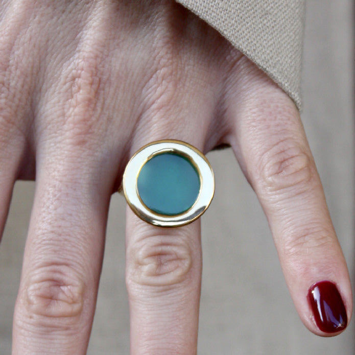 Bague dorée pierre ronde plate