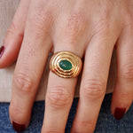 Chevalière dorée vagues et pierre cabochon