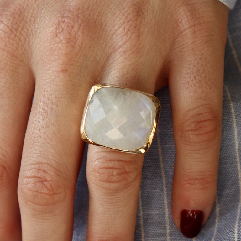 Chevalière dorée pierre facettée et fleurs - 52 / PIERRE DE