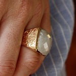 Chevalière dorée pierre facettée et fleurs