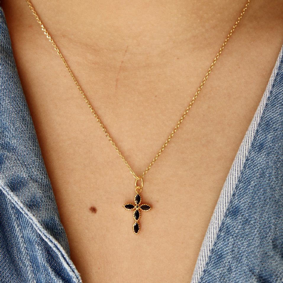 Collier doré croix fleur et pierre - ONYX NOIRE