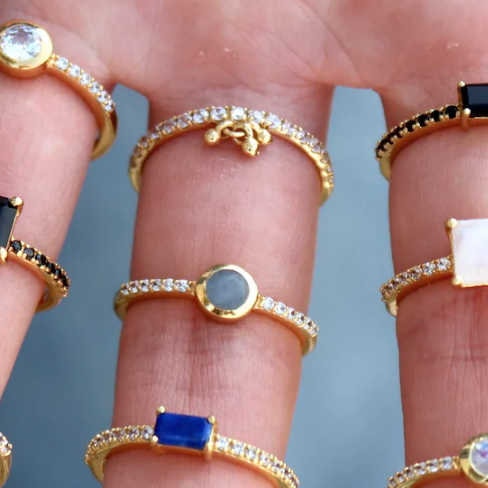 Bague dorée fine pierre carrée et zircons - Bagues