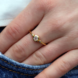 Bague fine pierre ronde et zircons