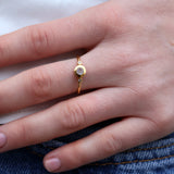 Bague fine pierre ronde et zircons