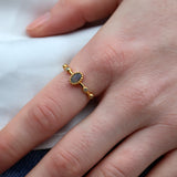 Bague dorée pierre ovale et zircons