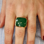 Chevalière dorée pierre facettée et fleurs