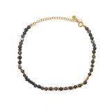 Bracelet de cheville doré et pierres facettées