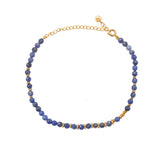 Bracelet de cheville doré et pierres facettées
