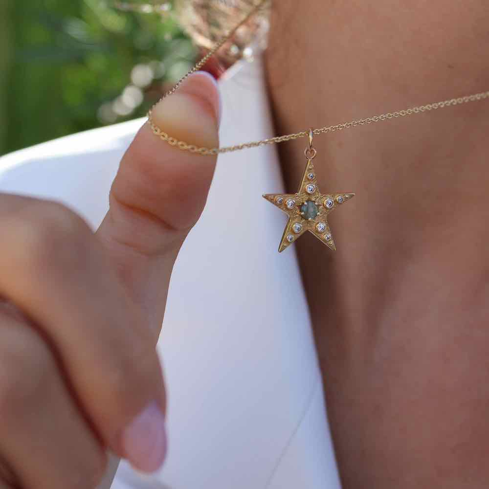 Collier doré pendentif étoile pierre et zircons -