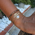 Bracelet doré et oeil martelé et pierre