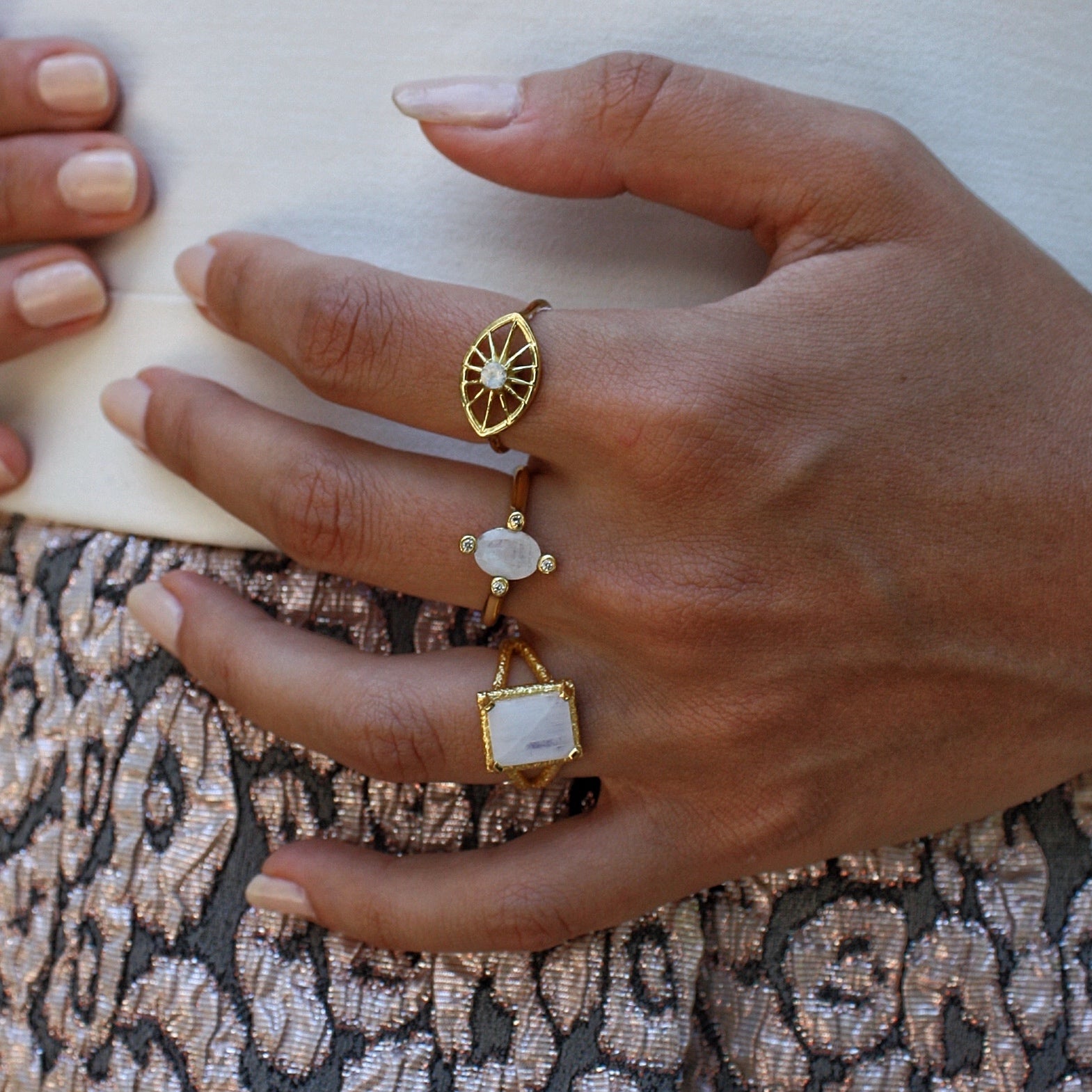 Bague dorée texturée double anneau et pierre carrée
