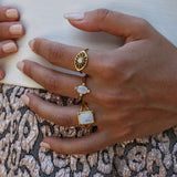 Bague dorée texturée double anneau et pierre carrée