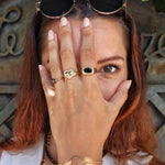 Chevalière dorée triple anneaux et pierre ovale