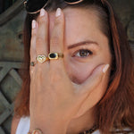 Chevalière dorée triple anneaux et pierre ovale