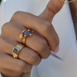 Bague dorée large et pierres