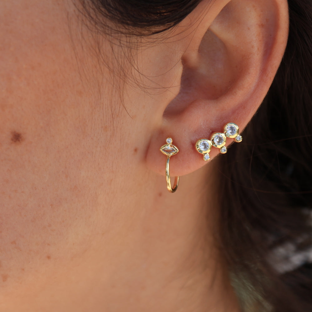 Boucles dorées puces trois pierres et zircons - Boucles