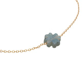 Bracelet doré trèfle labradorite avec étoile des vents dessus