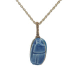 Collier doré scarabée en céramique teintée en bleu 75 cm