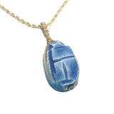 Collier doré scarabée en céramique teintée en bleu 75 cm