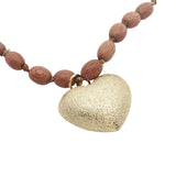 Collier doré coeur bombé brossé perles bois marron 90 cm