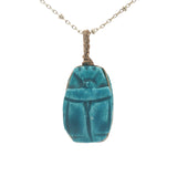 Collier doré scarabée en céramique teintée en bleu turquoise 60 cm