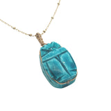 Collier doré scarabée en céramique teintée en bleu turquoise 60 cm