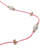Collier doré fil rose fluo perles de culture et perles dorées 60 cm