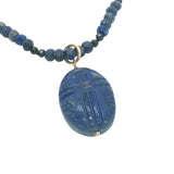 Collier doré lapis lazulis scarabée taillé dans la pierre 42 cm