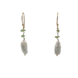 Boucles d'oreilles pendantes dorées perle de culture longue et peridot